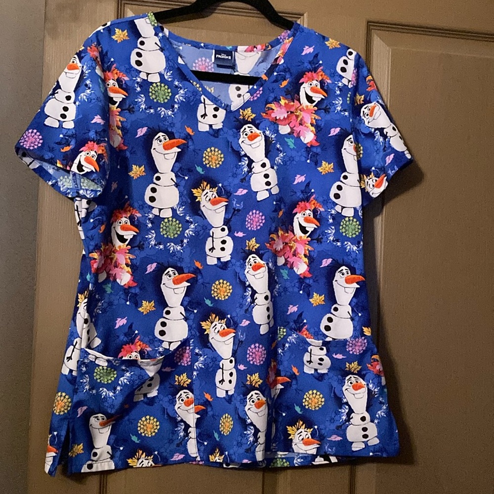 Disney Frozen II (2) Olaf ☃️ Fall/Winter Scrub Top Like New!